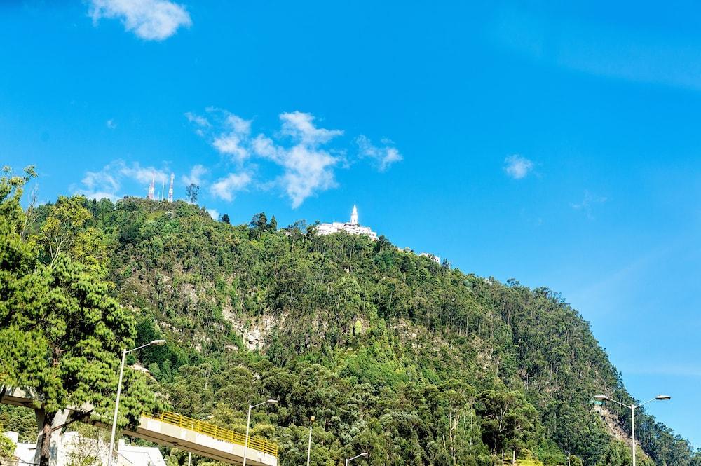 ホテル グランド ハイアット ボゴダ ボゴタ エクステリア 写真 View of the sanctuary from the town
