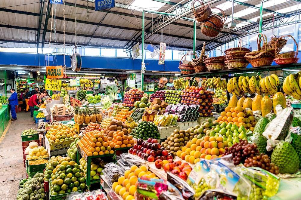 ホテル グランド ハイアット ボゴダ ボゴタ エクステリア 写真 Fruit and vegetable market in Porto Alegre, Brazil